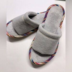 Isotoner Women’s Knit Slide Slippers, 7.5-8, Gray, Faux Fur.